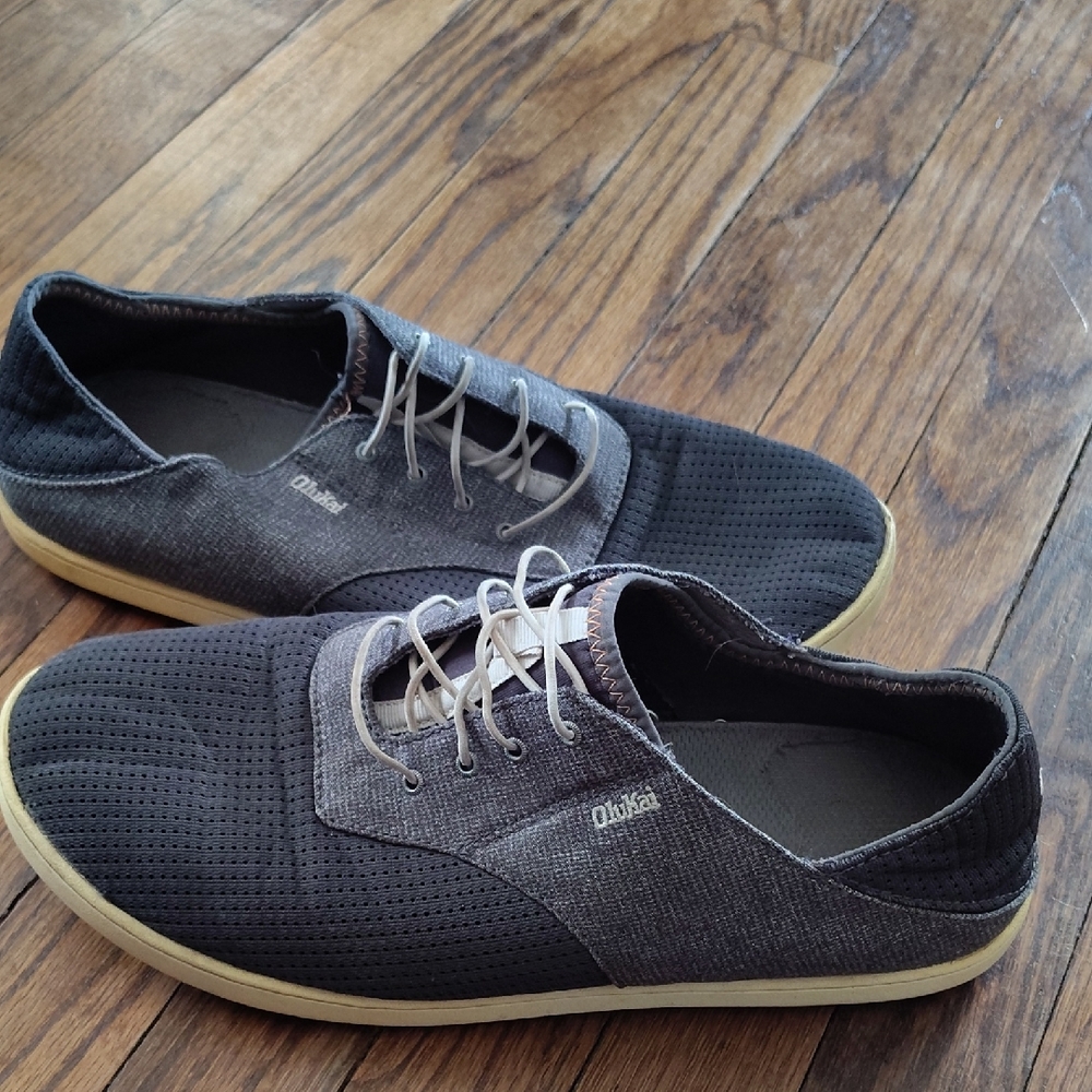 OluKai Men's Gray and Black Sneakers